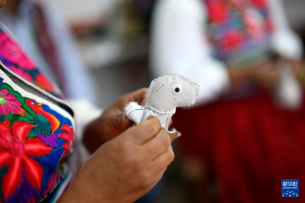 6月20日，手工艺人在秘鲁阿雷基帕制作羊驼玩偶。新华社记者 李木子 摄