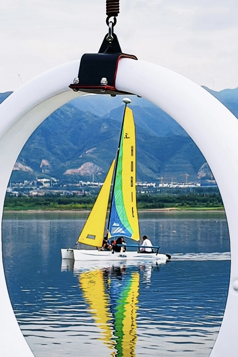 运城七彩盐湖景区的帆船游览项目。运城市委网信办 供图