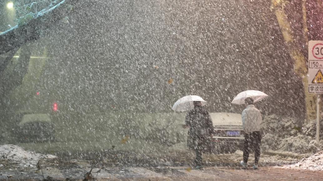 大范围雨雪天气展开，河南多地已拉响暴雪红色预警