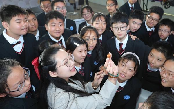 5月30日，江苏省苏州市吴中区光福镇香雪海小学，核雕手艺人朱蒙佳开展非遗核雕科普教学活动。受访者供图