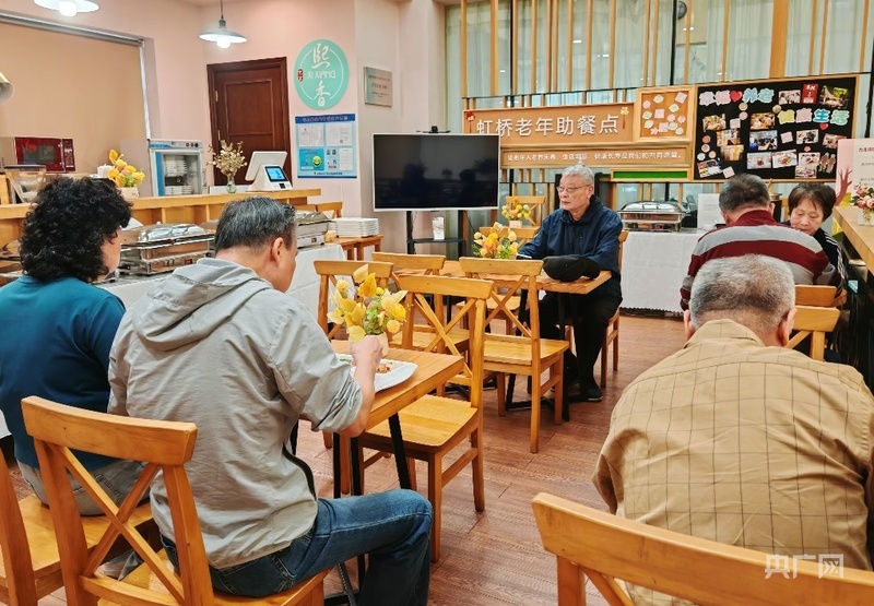 市民在上海长宁虹桥街道古北市民中心老年助餐点用餐（央广网记者 冯丽 摄）