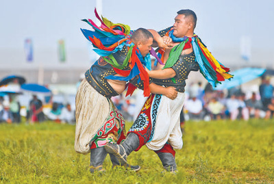 选手在草原那达慕搏克比赛中。本报记者 吴 勇摄