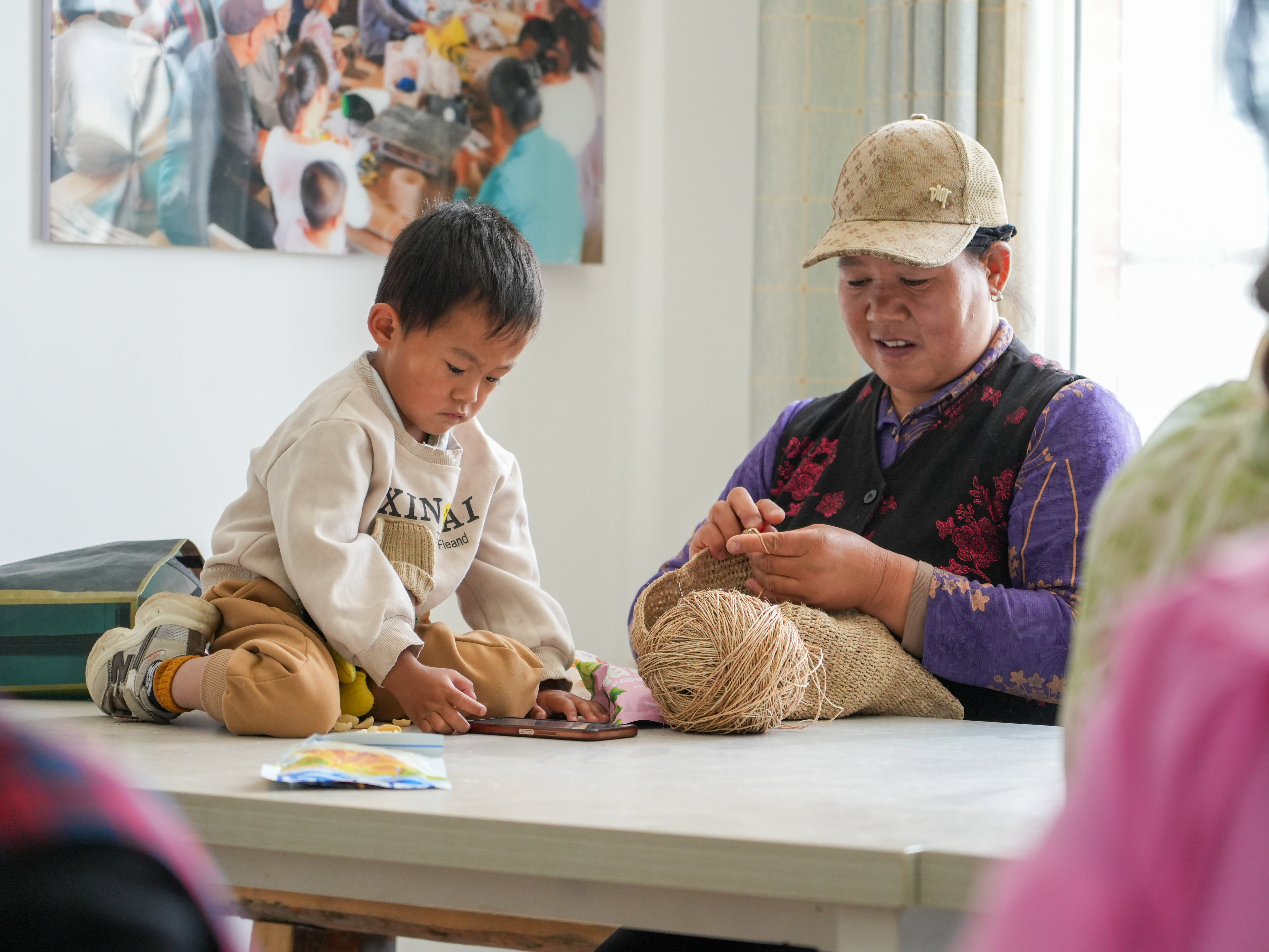 带着孙子编织。