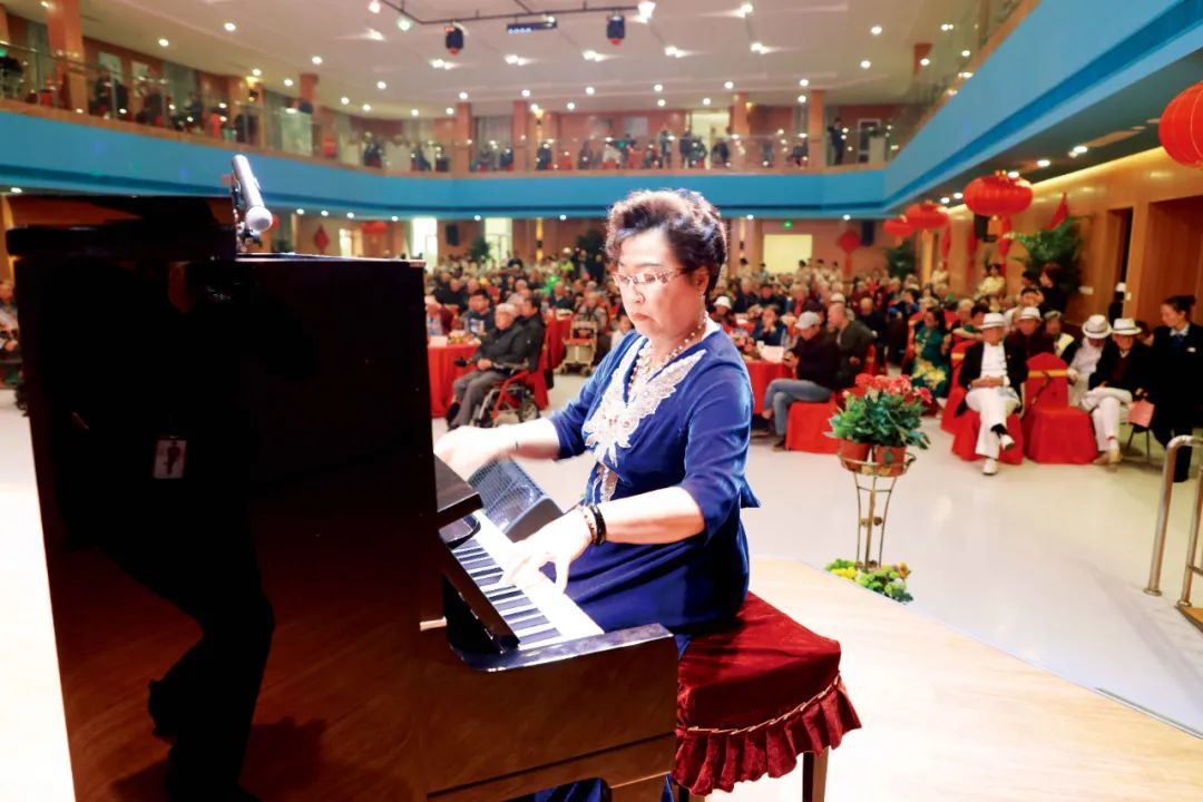 老人在燕郊一家健养中心的文艺汇演活动中弹钢琴。图/受访者提供