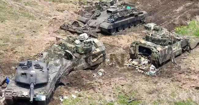 被击毁的德制“豹-2”主战坦克战孬生理制M2A2步兵战车