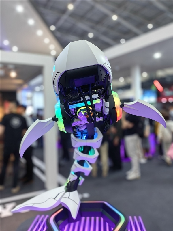 酷冷至尊做了一条“机械鲨鱼”主机!