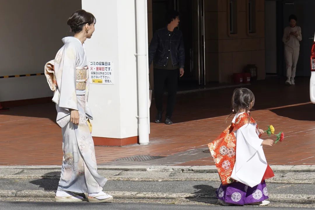 京都传统祭典上的儿童，母亲守护在后