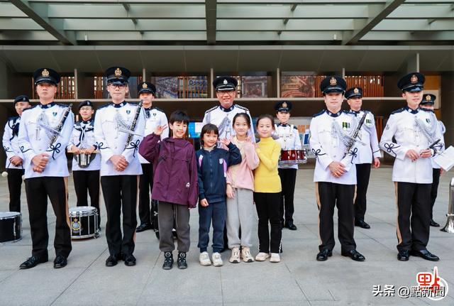 香港警察乐队受到市民游客和小朋友追捧。 （点新闻记者敖敏辉摄）