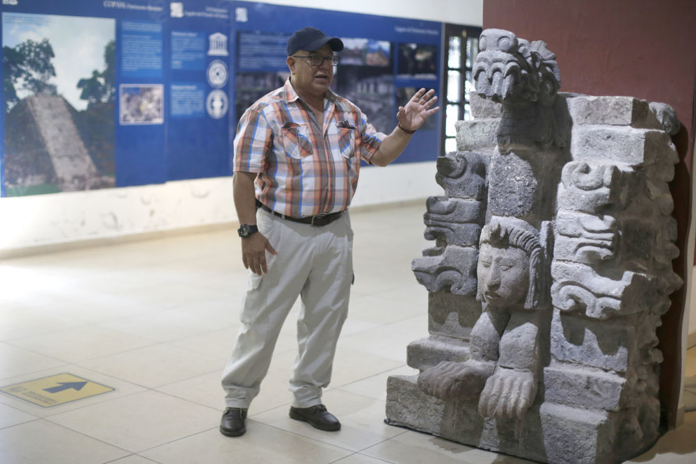 2023年6月8日，在洪都拉斯科潘遗址入口陈列厅，洪都拉斯人类学和历史研究所西部地区代表萨尔瓦多·马丁内斯介绍联合考古队发现的龙头雕像。新华社发（卢西奥·塔沃拉摄）