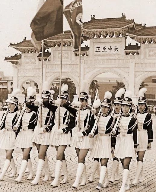 （台湾解严前的北女一中仪仗队，一个与国民党党国体制联系紧密的军事化组织，图二背景是中正纪念堂）