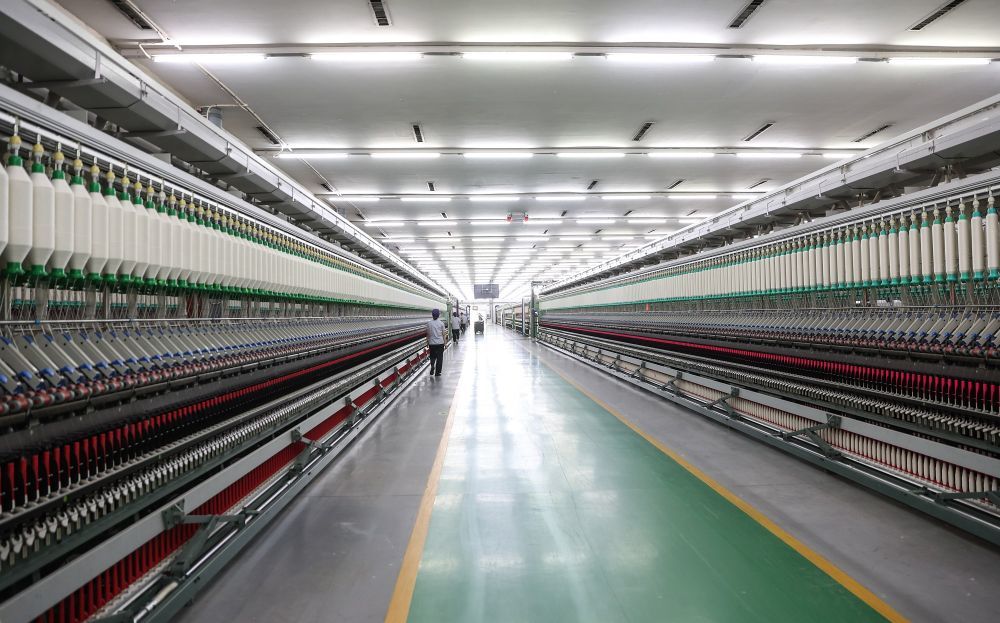 图为无锡一棉纺织集团有限公司的特高支紧密纺智能制造车间。新华社记者 杨磊 摄