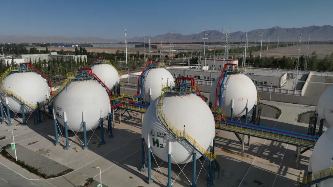 中国石化新疆库车绿氢示范项目制氢厂储氢罐区（无人机照片）。顾煜 摄（新华社）