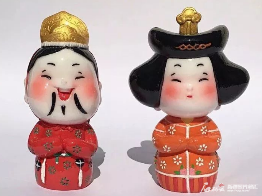 取材于第20窟壁画中高昌供养人形象的“小智”“小慧”文创玩偶。图片由新疆博物馆文创部提供