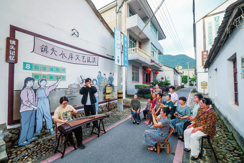 杭州师范大学音乐学院的学生在浙江省建德市三都镇镇头村为村民即兴演出（2024 年 6 月 15 日摄）徐昱摄 / 本刊