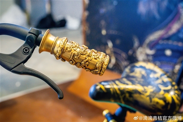 滴滴青桔单车《黑神话:悟空》联名车亮相:筋斗云坐垫、金箍棒把手