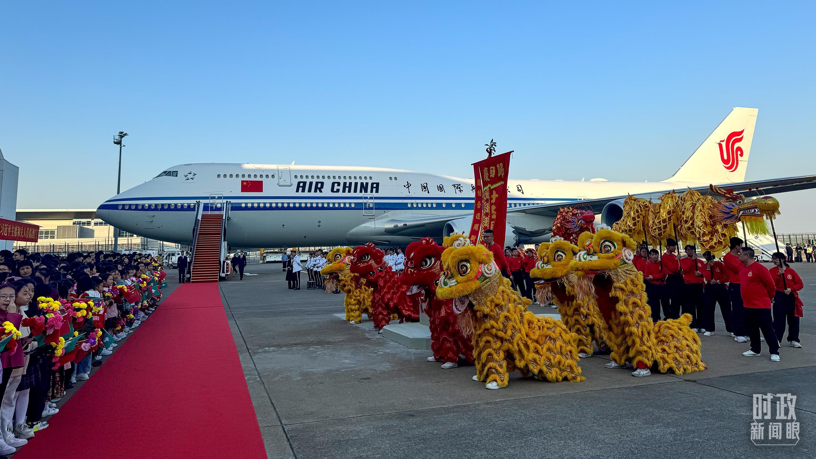 △机场欢迎人群静候习主席。（总台央视记者李增仁拍摄）