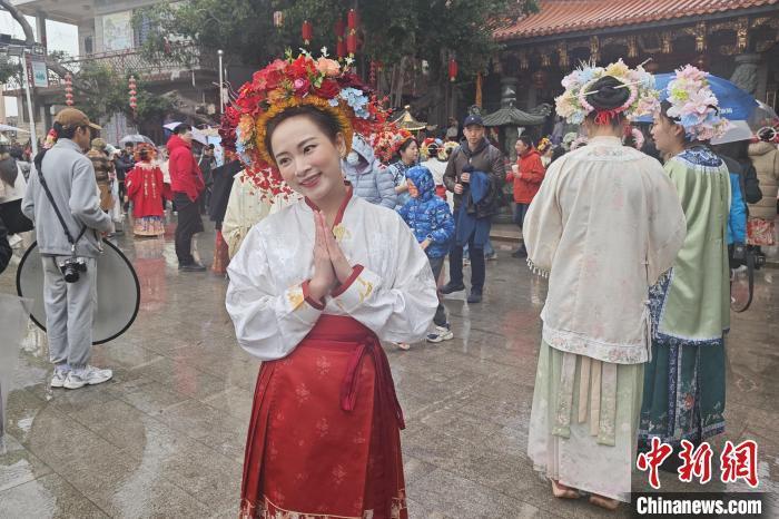 1月29日，泰国华人张爱玲走进蟳埔村，头戴蟳埔女“簪花围”拍照。吴冠标 摄