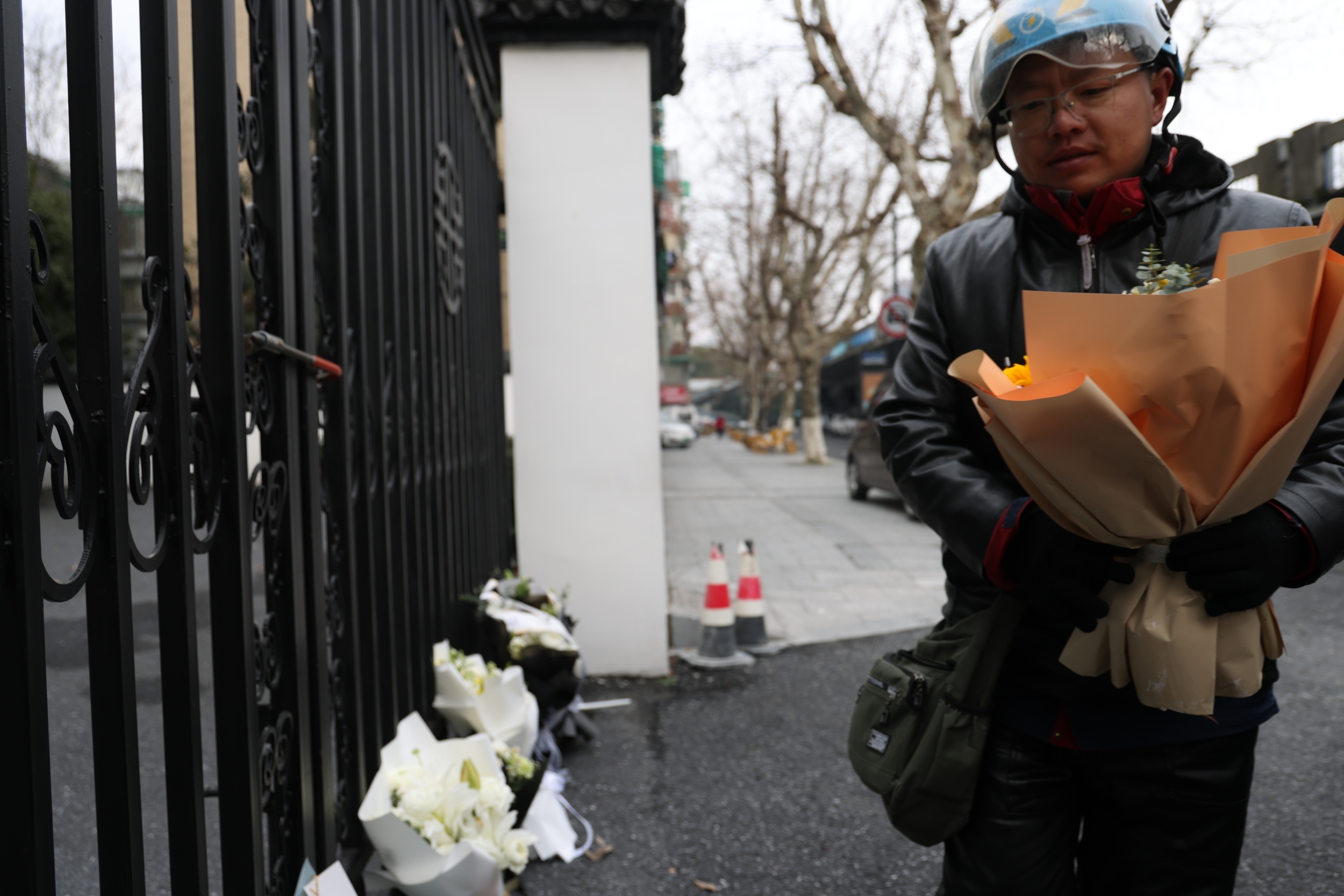 2月25日，杭州上城區(qū)清泰街，市民冒著寒風(fēng)，吊唁宗慶后。