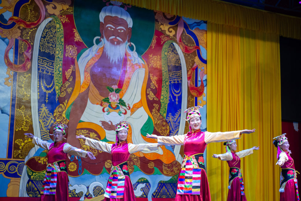6月24日，群众在国家级非物质文化遗产雅砻扎西雪巴藏戏传习基地表演传统舞蹈节目。新华网 旦增努布 摄