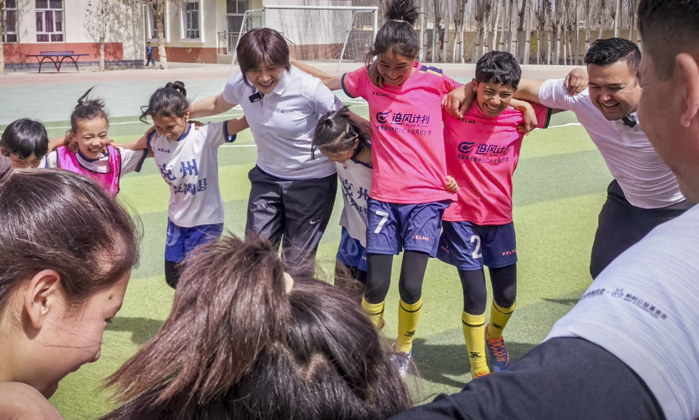 中国女足前主教练水庆霞带孩子们一起训练。