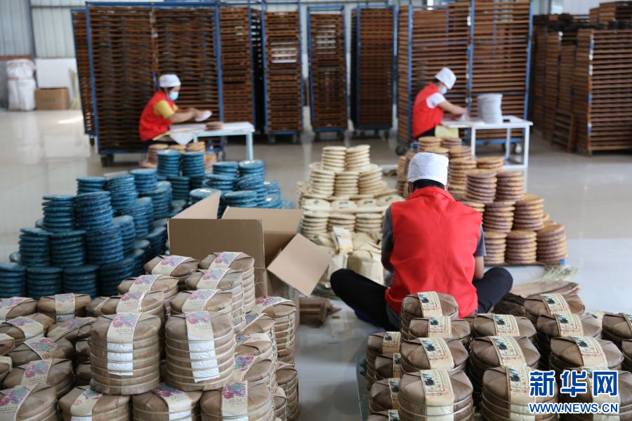 工人们正在忙着包装茶叶（5月12日摄）。新华网 范芳钰 摄