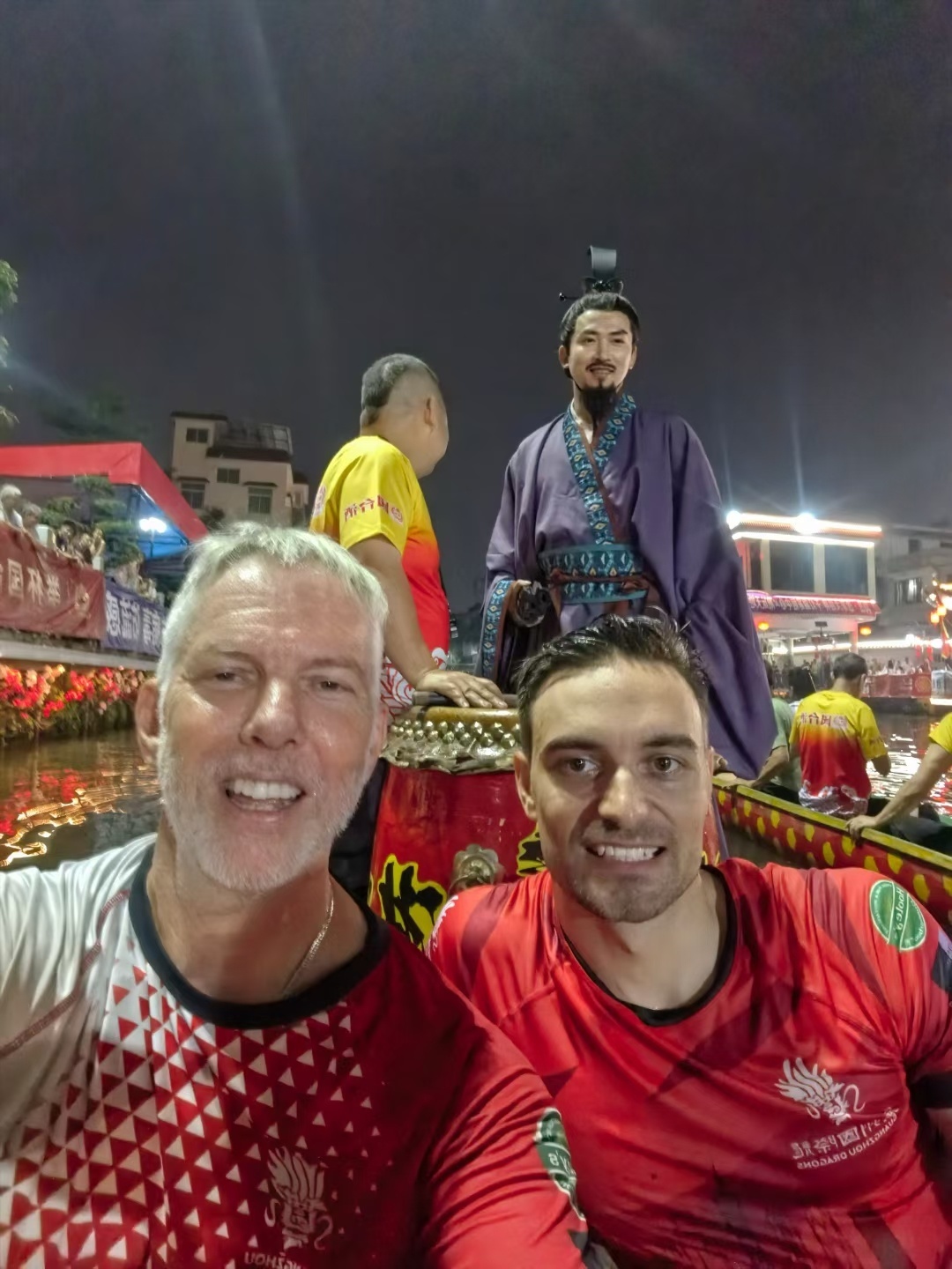 △英国友人大卫（左）参加龙舟夜训