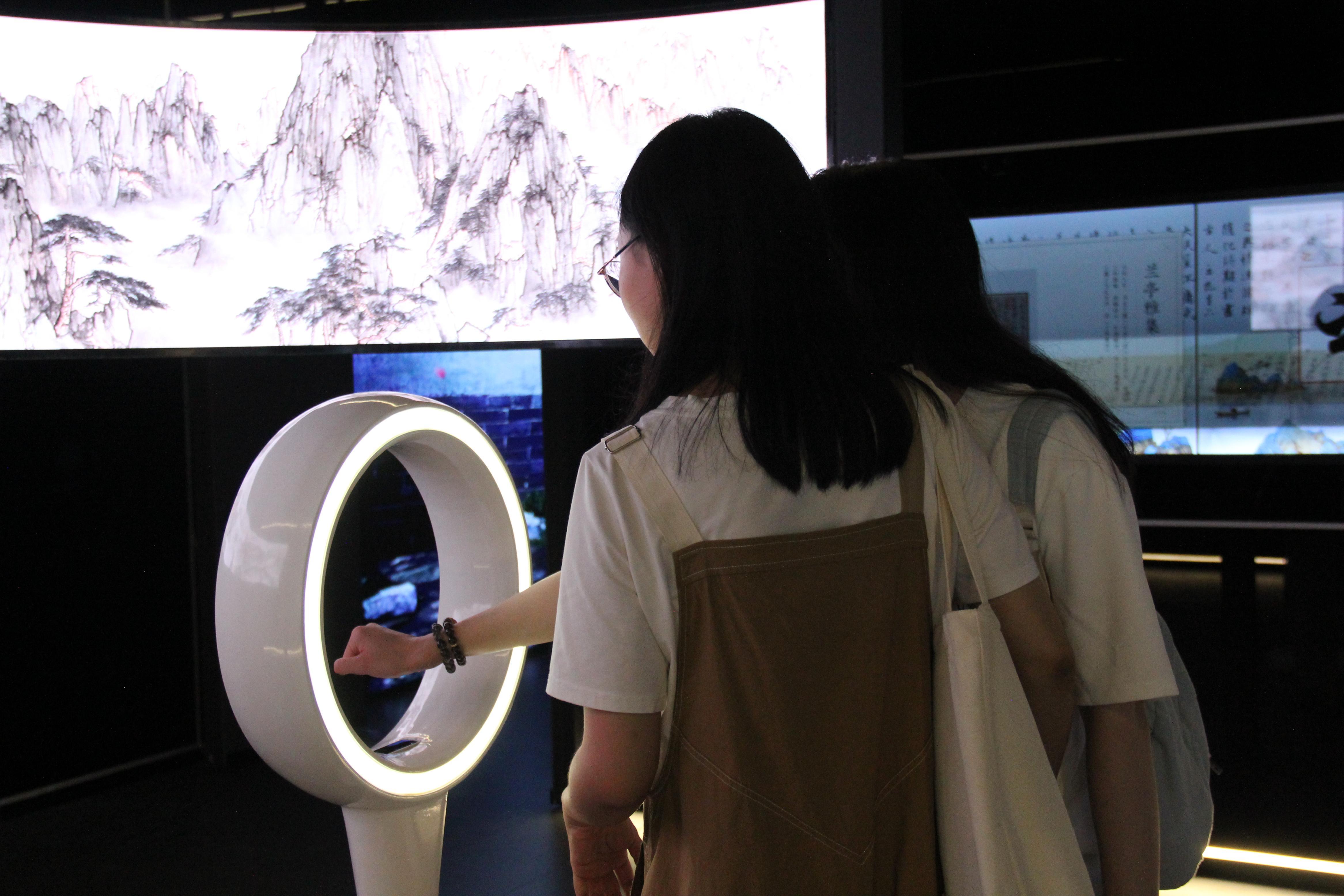 游客在“元启金陵”南京数字文化客厅参观并参与互动。受访者供图