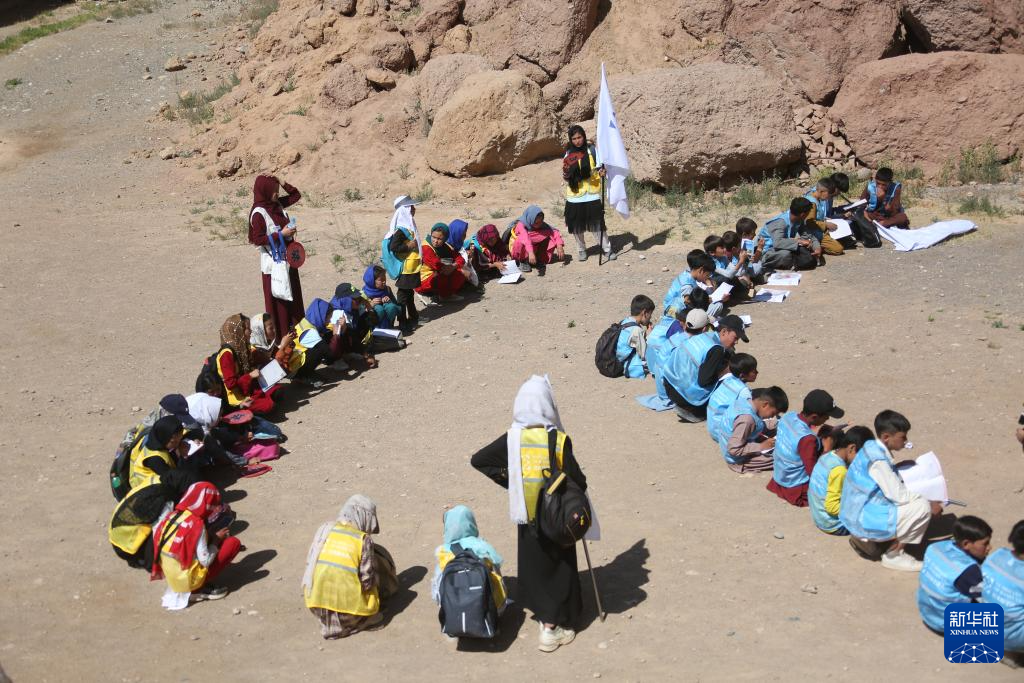 6月15日，在阿富汗巴米扬省的巴米扬大佛遗址区，当地儿童参加“馕课”。新华社发（塞夫拉赫曼·萨菲摄）