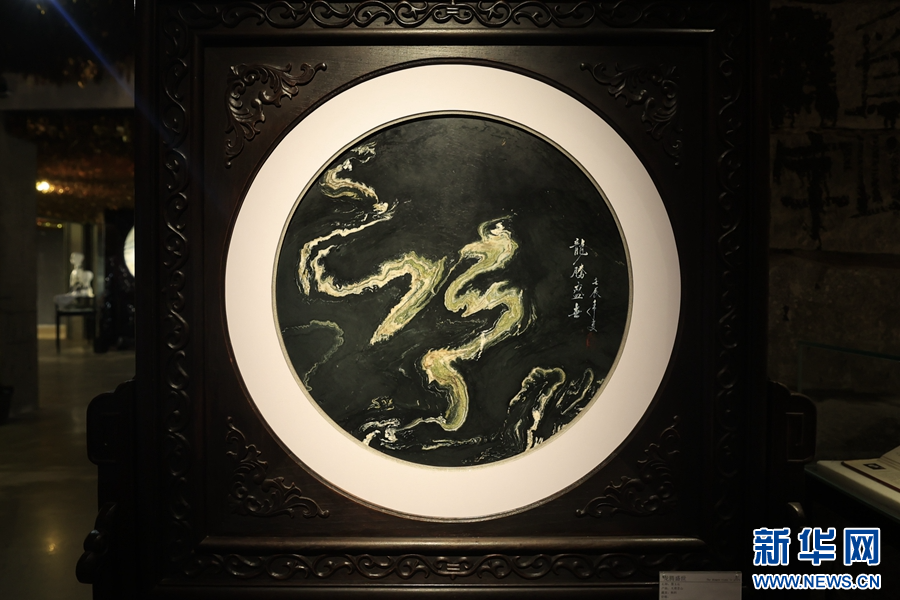 大理石方志馆展出的大理石画（摄于4月3日）。（新华网 赵普凡 摄）