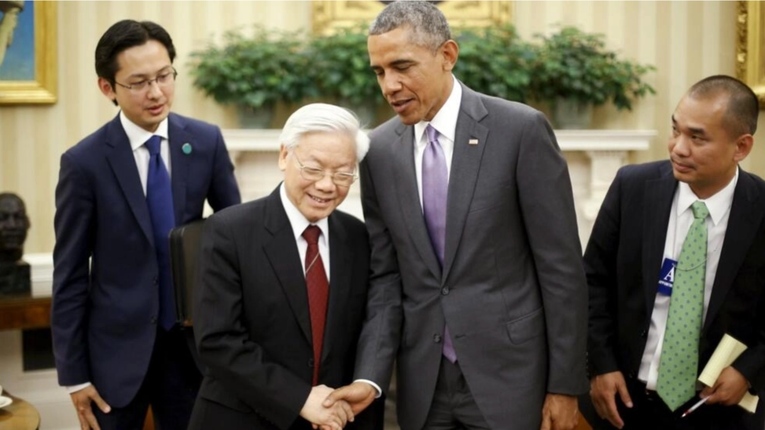 ◆2015年7月7日,阮富仲访问美国,同美国时任总统奥巴马握手。