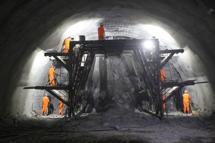 在拉萨至日喀则高等级公路帕当山隧道，工人正进行掌子面打眼作业。新华社发