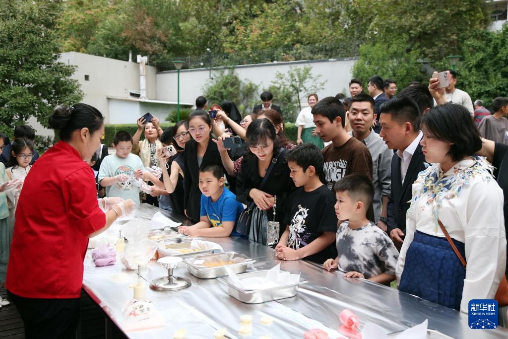 9月15日，在伊朗首都德黑兰，人们参加中秋月饼制作体验活动。新华社记者 沙达提 摄