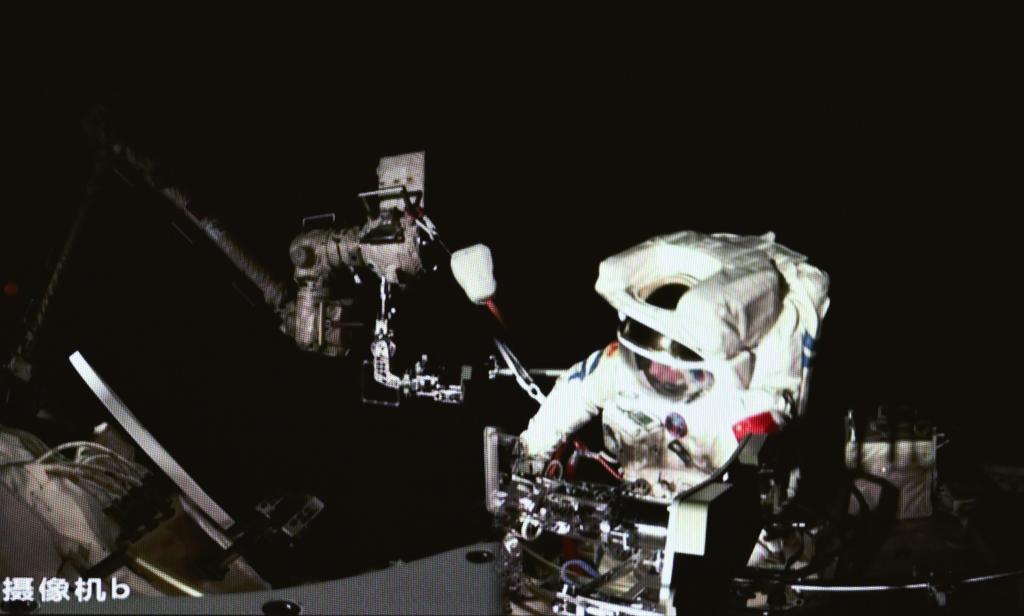 2024年3月2日，在北京航天飞行控制中心拍摄的神舟十七号航天员江新林在空间站组合体舱外作业。