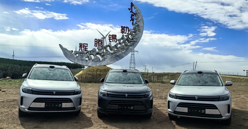 汽车停在车位上描述已自动生成