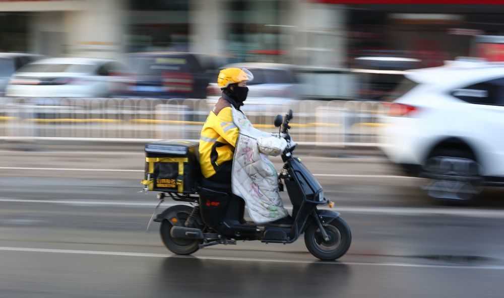 2024年5月1日，山东省滕州市善国路，一名外卖骑手正在送餐。 新华社发（李志军摄）