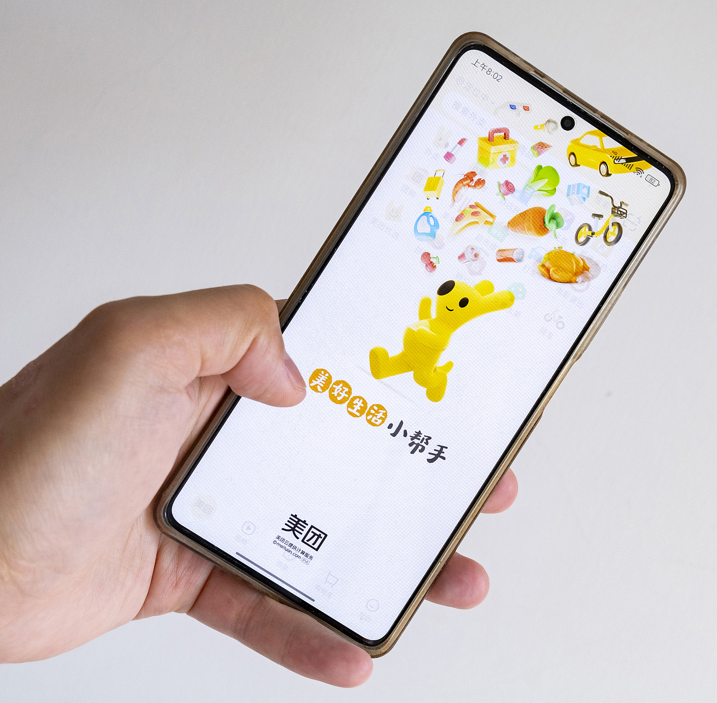 进入美团APP的过程中，用户将看到这样的界面