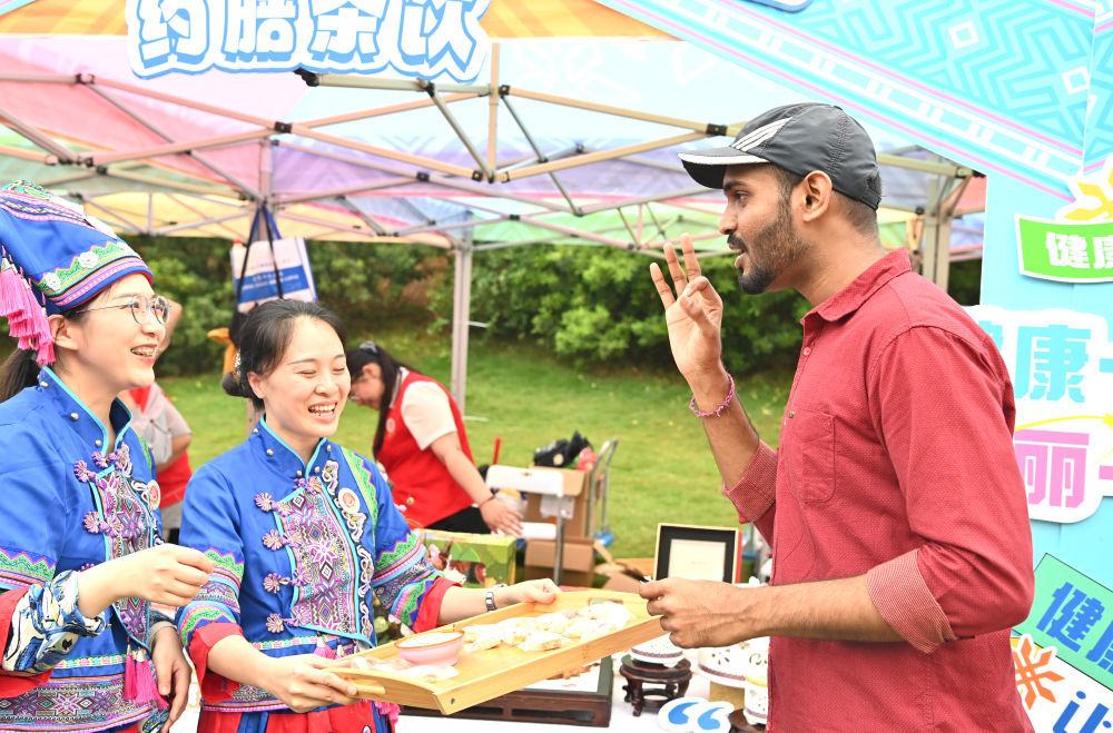 三·八桂嘉年华活动广西南宁市青秀山主会场品尝美食后做出ok手势