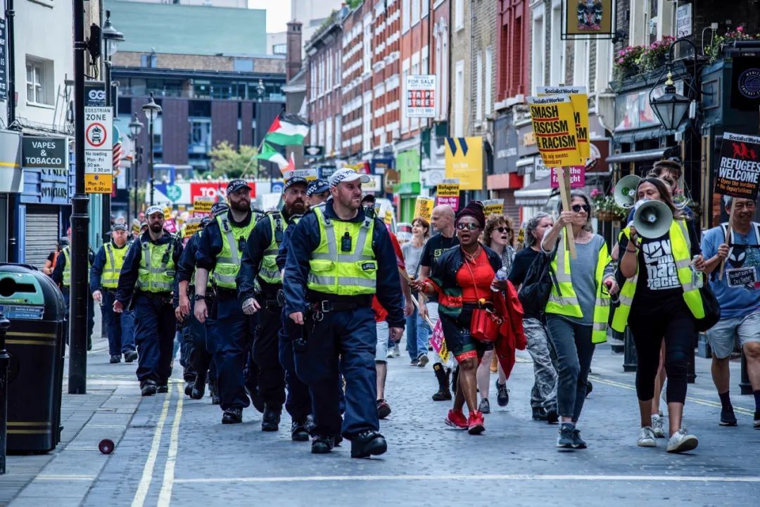 8月4日，英国罗瑟勒姆一处为寻求庇护者提供住宿的快捷酒店外，警方与抗议者发生冲突。