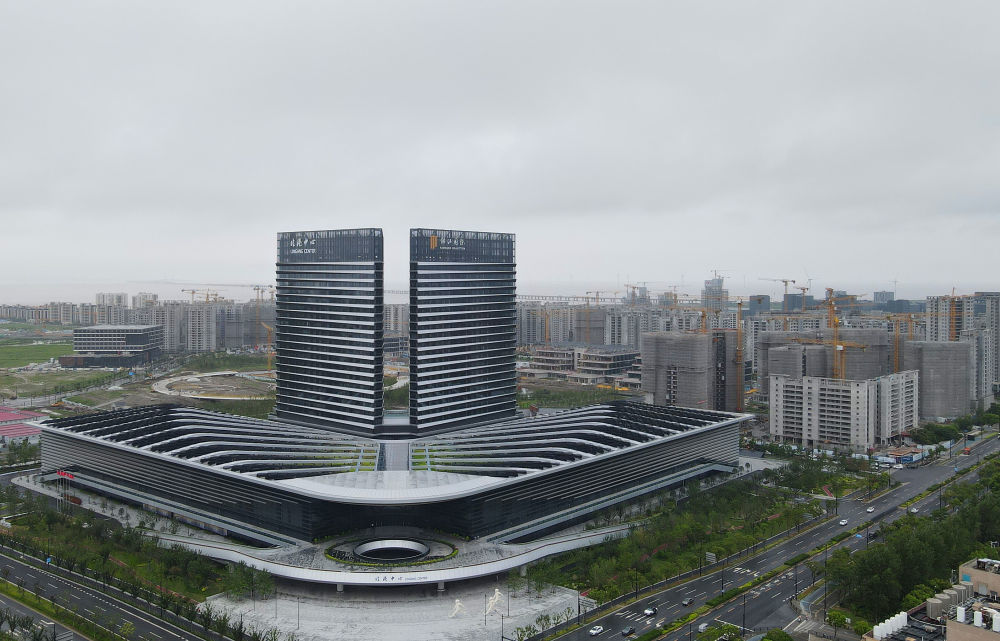 这是中国（上海）自由贸易试验区临港新片区滴水湖西岛建设中的中银金融中心大楼（无人机照片，2024年3月27日摄）。