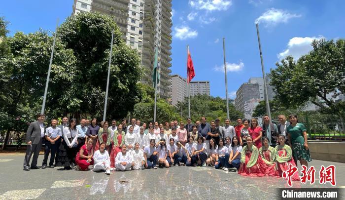 当地时间2月9日，巴西圣保罗市议会广场，中巴各界人士举办升旗仪式暨中国书画作品展览开幕式。图为合影。记者林春茵摄