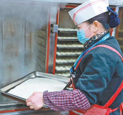 餐饮企业工作人员在做米饭。