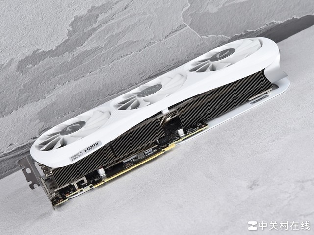 【有料评测】索泰RTX 4070 Ti SUPER TRINITY OC月白显卡评测 秀外慧中