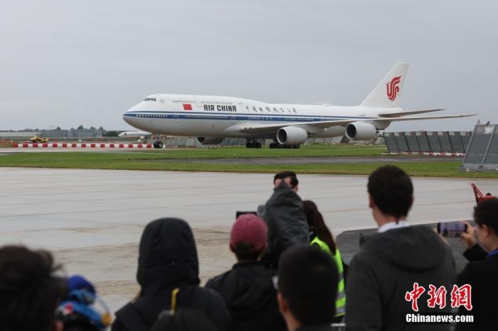 当地时间5月5日，中国国家主席习近平抵达巴黎，开始对法国进行国事访问。 中新社记者 盛佳鹏 摄