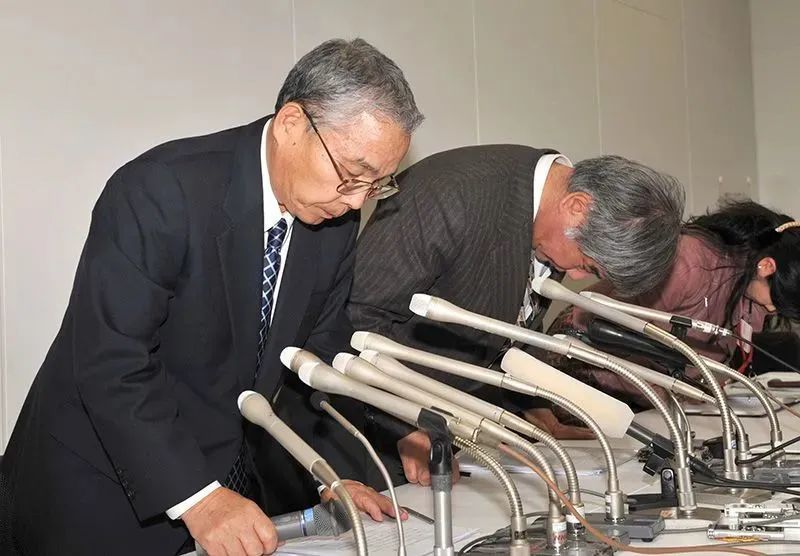 破产发布会上的尔必达CEO坂本幸雄