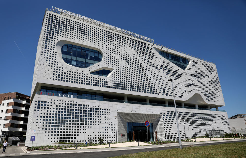 2024年4月28日在塞尔维亚首都贝尔格莱德拍摄的中国文化中心。建筑外立面通过精巧的设计，融入了中国山水画理念。