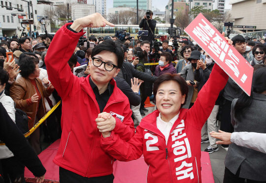 國(guó)民力量非常對(duì)策委員長(zhǎng)韓東勛3月25日在首爾拜票