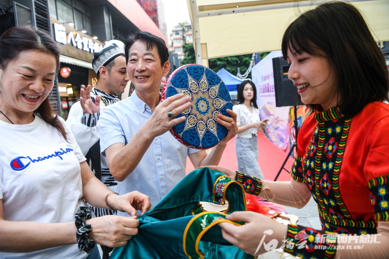 9月2日，广州市市民在广州市289艺术园区“新疆文化集市”体验新疆非遗产品。