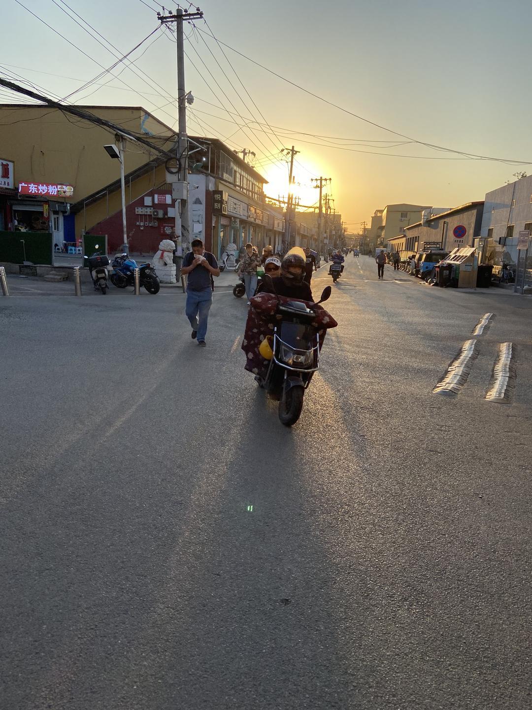 32、皮村清晨街景,人们行色匆匆.jpg