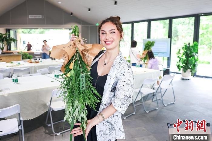 6月10日,汉娜·罗斯展示自己现场制作的菖蒲花束.