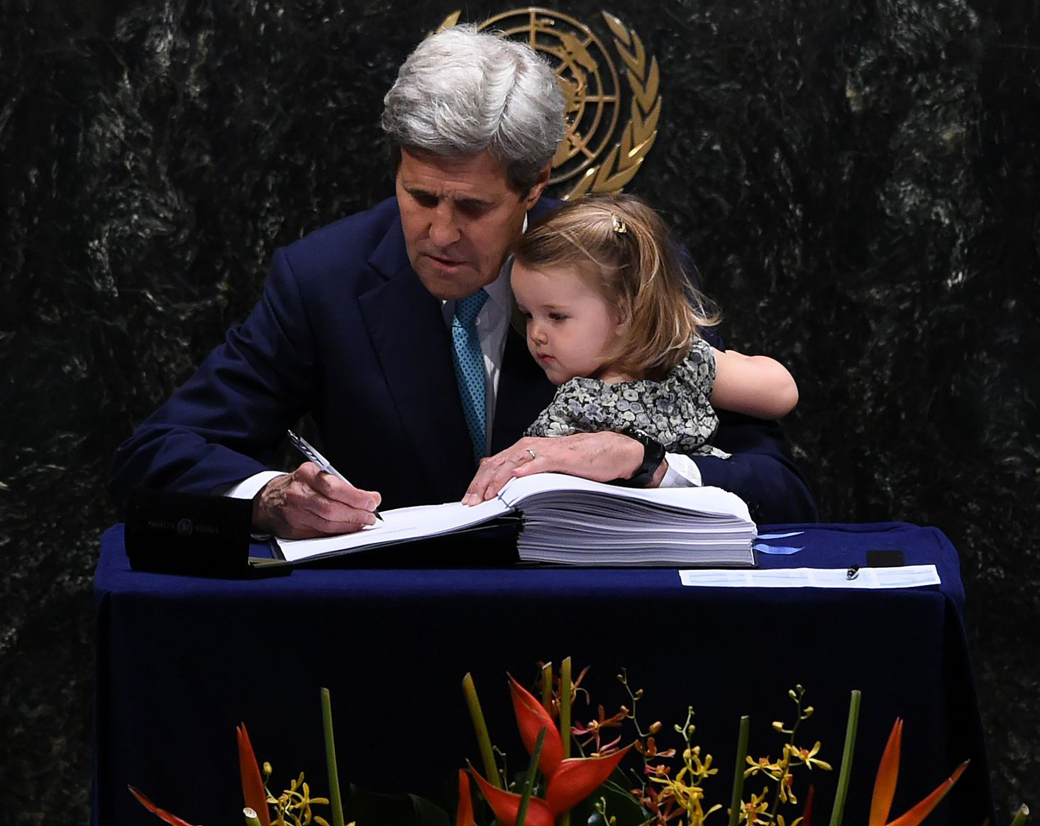 当地时间2016年4月22日，纽约，美国国务卿约翰·克里 (John Kerry) 抱着他的孙女在《巴黎协定》的签署仪式上。资料图